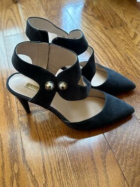 NWOT Louise et Cie Navy Blue Suede Pointed Toe Ankle Strap Heels Studs Size 38